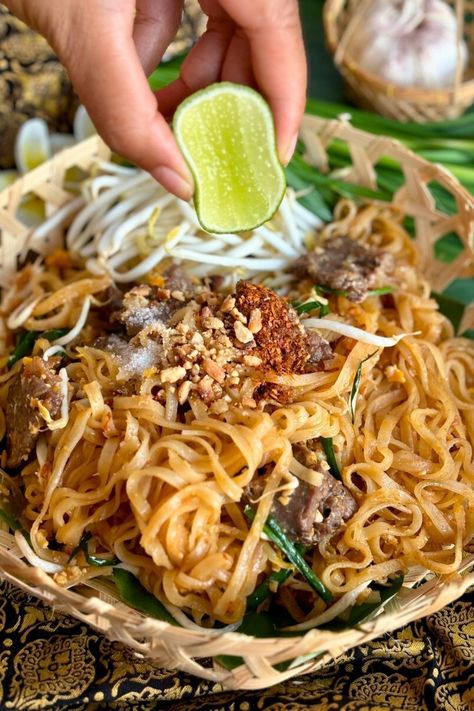 Easy recipe for pad Thai beef. Enjoy healthy and authentic noodles stir-fried in the most delicious sauce. Make the sauce ahead of time, and it's the perfect option for your busy weeknights! Thai Beef Recipes, Pad Thai Beef, Beef Pad Thai Recipe, Homemade Pad Thai Sauce, Authentic Pad Thai Recipe, Yacht Food, Pad Thai Recipe Authentic, Authentic Asian Dishes, Homemade Pad Thai