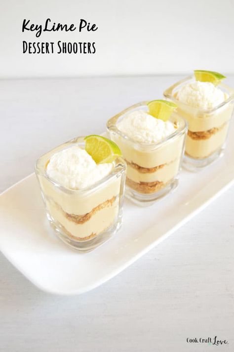 Key Lime Pie Shot, Shot Glass Desserts Recipes, Pie Key Lime, Dessert Shooters Recipes, Easy Brownies, Shot Glass Desserts, Shooter Recipes, Meringue Desserts, Dessert Shooters