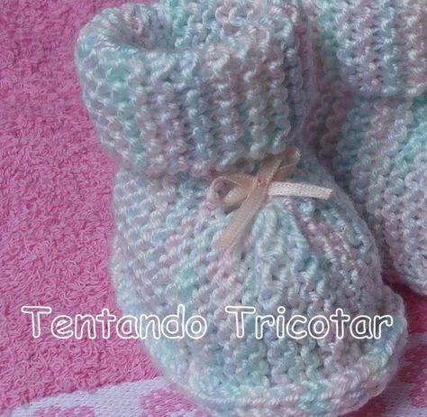 Mais uma receitinha da revista Mon Tricot que, mesmo depois de tantos anos fora do ar, continua nos inspirando.   E a chuva chegou!!!  Nem ... Crochet Stitches Guide, Knitted Booties, Baby Booties, Crochet Stitches, Projects To Try, Crochet Hats, Crochet Patterns, Knitting, Hats