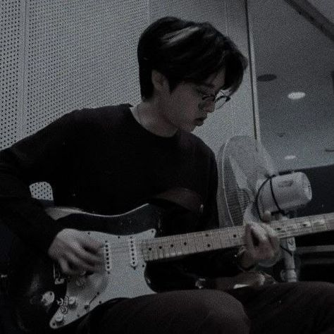 Jae Day6 Guitar, Guitarist Aesthetic Boy, Aesthetic Kpop Idols Icons, Jae Aesthetic, Kpop Dark Aesthetic, Jae Day6, Black App, Dark Pictures, Gray Aesthetic