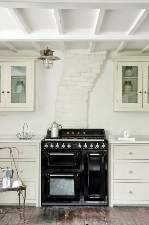 Industrial kitchen by deVol. Full details on Modern Country Style blog: Modern Country Loves: Smeg Victoria Range Cooker Smeg Victoria, Black Cooker, Smeg Kitchen, Modern Country Kitchens, Dual Fuel Range Cookers, Devol Kitchens, Modern Country Style, Range Cooker, Shaker Kitchen