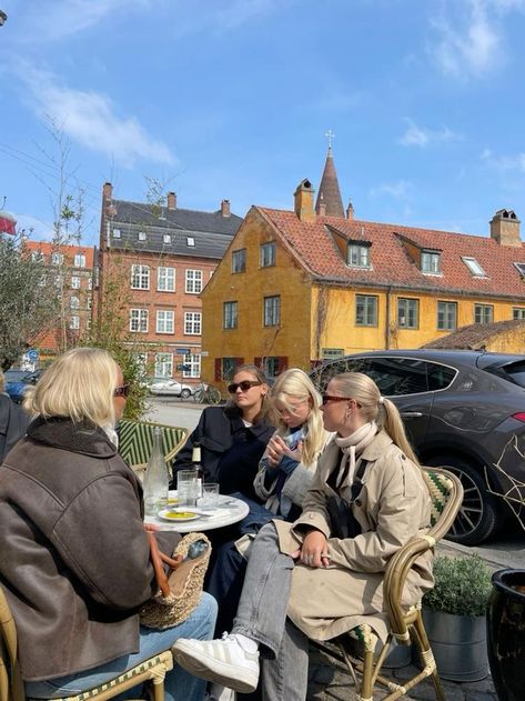 Copenhagen Scandi Style, Copenhagen Summer Style Aesthetic, Sweedish Girls Style, Copenhagen Girl Style, Scandanavian Girls Aesthetic, Spring In Copenhagen, Sweden Outfit Aesthetic, Copenhagen Denmark Style, Copenhagen Study Abroad