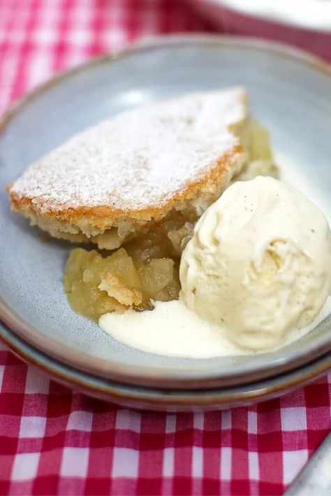 Jamie Oliver Eve’s Pudding (Apple Sponge Pudding) Apple Sponge Pudding, Apple Sponge Cake, Sponge Pudding Recipe, Eves Pudding, Apple Shortcake, Stewed Apples, Sponge Pudding, Apples Recipes, Cheesecake Pancakes