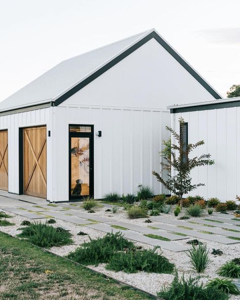 Marnie Hawson on Instagram: “Poor Chip locked in the barn while we finished shooting for @kmlandscape_design this evening. Three gorgeous gardens around the Macedon…” Barn House Design, Shed Home, Modern Barn House, Casa Exterior, Shed Homes, Barn Style House, Modern Barn, White Barn, Farmhouse Exterior