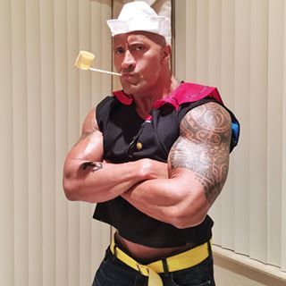 Popeye Halloween Costume, Popeye Costume, Costumes Faciles, 2015 Halloween Costumes, Best Celebrity Halloween Costumes, Popeye The Sailor Man, Celebrity Halloween Costumes, Rock Johnson, The Rock Dwayne Johnson