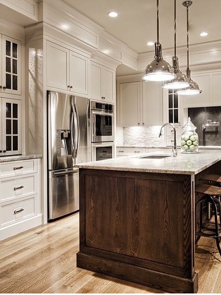 Dark Wood Kitchen Cabinets, Kitchen Cabinet Door Styles, Kitchen Cabinet Inspiration, Dark Wood Kitchens, Chandelier Farmhouse, Best Kitchen Cabinets, Wood Island, Kitchen Chandelier, Natural Kitchen