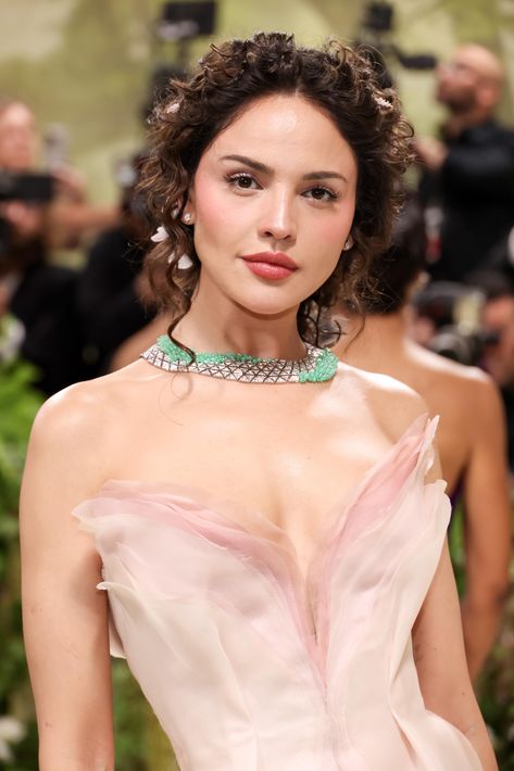 2024 Met Gala Reawakening Fashion, Engagement Hairstyles, Red Carpet Beauty, Eiza Gonzalez, Hollywood Actress, Dresses Style, Beautiful Curves, Red Carpet Looks, To Shine