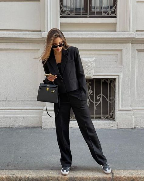 Wendy Swan (@wendyswan) • Instagram photos and videos Short Black Blazer Outfit, Short Blazer Outfits For Women, Short Blazer Outfits, Boxy Blazer, Black Blazer Outfit, Trendy Outfit Inspo, Chique Outfit, Casual Chic Outfits, Skandinavian Fashion