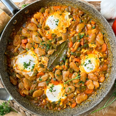 Spanish Butter Beans with Eggs | Hearty & Delicious One-Pan Recipe Butter Bean Breakfast, Cajun Butter Beans Recipe, Butterbean Recipes, Garlic Flatbread Recipe, Wfpb Meals, Uni Meals, Meatless Entrees, Creamy Tuna Pasta, Butter Beans Recipe