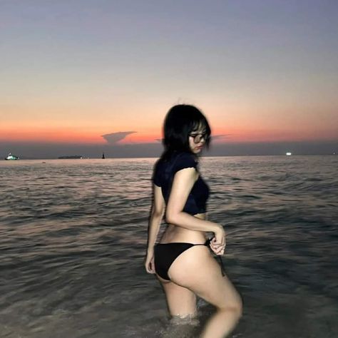 lalalalala Swimsuit Beach Poses, Hot Girly Vibes, Swimsuit Poses Ideas, Fake Gf, Bff Pfp Matching Aesthetic, Woman On Beach, Swimming Pictures, Aesthetic Post, Chinese Learning