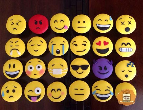 Emoji Cupcakes Birthday, Smiley Cupcakes, Cupcake Emoji, Emoji Cakes, Emoji Cupcake, Emoji Cupcakes, Emoji Cookie, Kue Macaroon, Emoji Cake