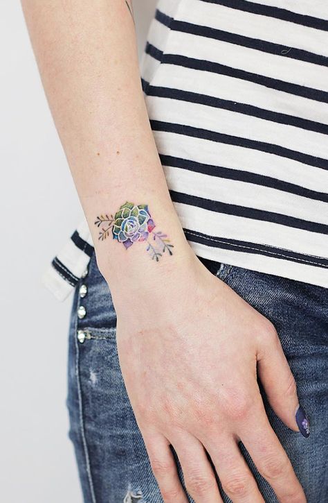 Discreet And Charming Wrist Tattoos You'll Want To Have  #wristtattoos #tattooinspo #classytattoos #elegance Watercolor Succulent Tattoo, Tiny Succulent Tattoo, Suculentas Tattoo, Small Succulent Tattoo, Succulents Tattoo, Succulent Tattoos, Couples Tats, Tattoo Sister, Tattoo Colors