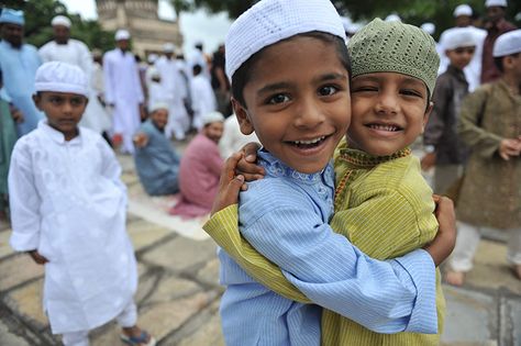 Credit: Noah Seelam/AFP/Getty Images Hyderabad, India: Muslim children greet after Eid al-Fitr prayers at the Qutub Shahi tomb Eid Mubrak, Eid Pics, Eid Prayer, Holi Photo, Muslim Pictures, Festivals Around The World, Muslim Kids, Islamic Reminders, Islamic Artwork