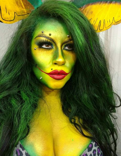 Gremlin Greta Gremlin Costume Diy, Greta Gremlin Makeup, Greta Gremlin Costume, Green Hair Costume Ideas, Gremlin Makeup, Gremlin Costume, Cartoon Character Halloween Costumes, Greta Gremlin, Family Costumes For 3