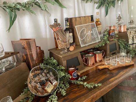 Whiskey Table Decor, Bar Atmosphere Interior Design, Liquor Bottle Table Decorations, Whiskey Bar Party Ideas, Bourbon Themed Wedding, Bourbon And Cigars Party, Whiskey Bar Party, Diy Whiskey Bar, Bourbon Event Decor