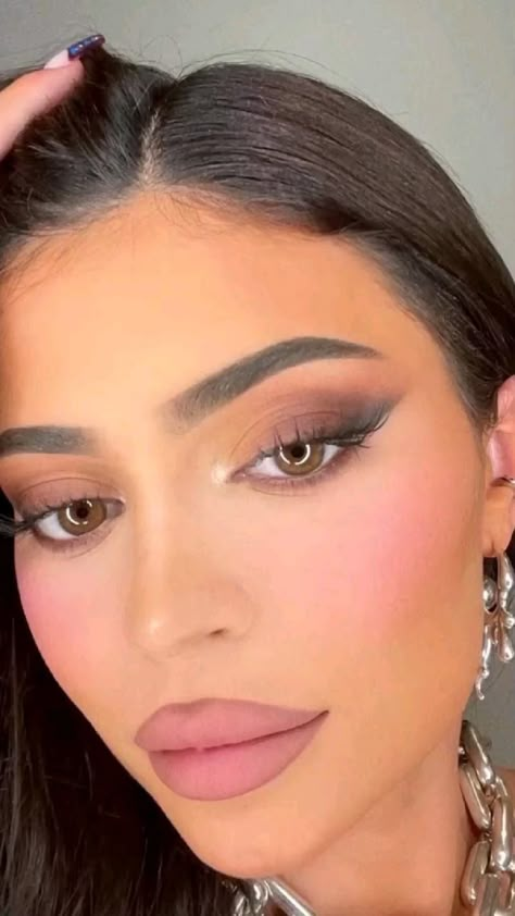 Kylie Jenner Makeup Look, Maquillage Kylie Jenner, Quince Makeup, Egyptian Makeup, Business Makeup, Kylie Makeup, Classy Makeup, Jenner Makeup, Prom Eye Makeup