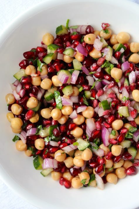 Chickpea Pomegranate Salad Pomegranate Recipes, Leafy Salad, Pomegranate Salad, Salad Ingredients, Healthy Salads, Delicious Salads, Balanced Diet, Dinner Time, Soup And Salad