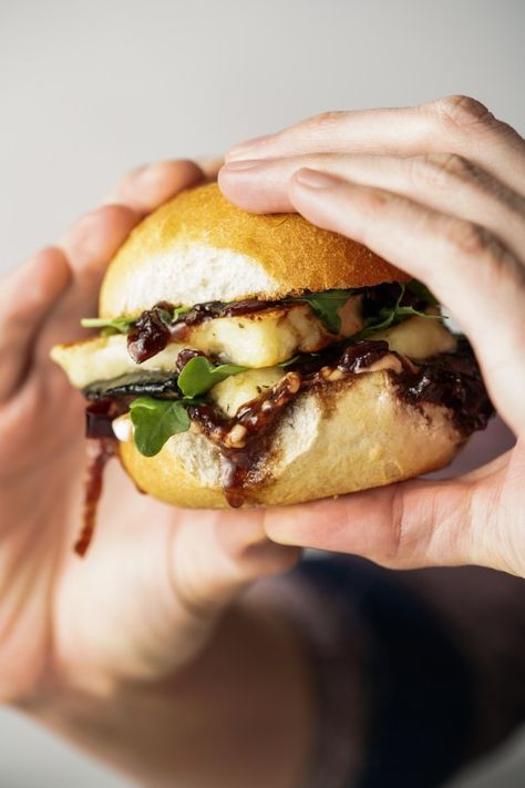 Halloumi, Mushroom and Caramelised Balsamic Onion Burger – Claytons Cookbook Halloumi Cheese Recipes, Greek Bowl, Halloumi Burger, Mushroom Sandwich, Onion Chutney, Balsamic Onions, Onion Burger, Grilled Halloumi, Mushroom Burger