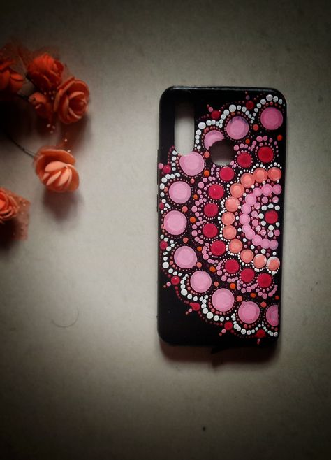 Simple Phone Cover Painting, Dot Mandala On Phone Cover, Dot Mandala Phone Case, Mobile Cover Art, Handmade Mobile Cover, Henna Phone Case, Mandala Phone Case, Phone Case Diy Paint, Diy Phone Case Design