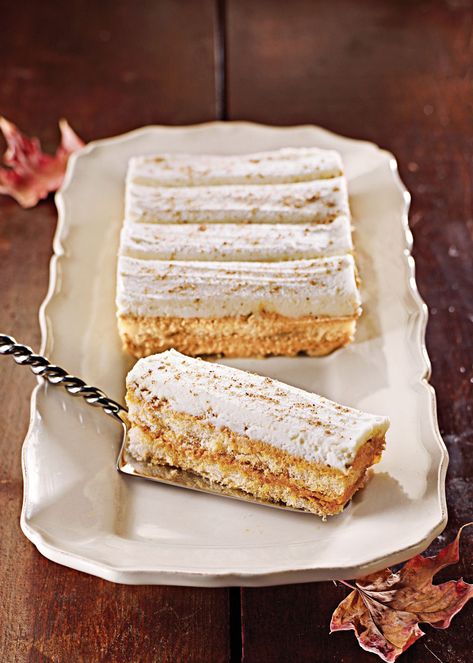 This simple rich dessert is ready in 30 minutes. Line the pan with plastic wrap to create an easy way to remove the dessert from the pan. Harvest Treats, Pumpkin Tiramisu, Tiramisu Cake Recipe, Peter Pumpkin, Dessert Parfait, Pumpkin Eater, Tiramisu Dessert, Fall Appetizers, Rich Desserts