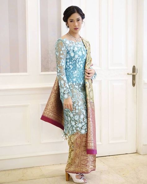 Dian Sastro tampil anggun dengan Baju Kurung dan Songket Palembang Songket Dress Modern, Baju Wedding, Dress Wisuda, Kebaya Songket, Indonesian Kebaya, Model Dress Kebaya, Braidsmaid Dresses, Kebaya Lace, Non Hijab