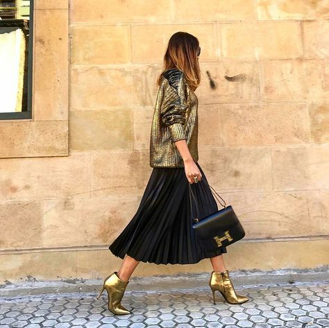 Outfit Informal, Outfit Botas, Gold Jacket, Fashion Corner, Metal Clothing, Black Pleated Skirt, Moda Chic, Looks Street Style, Black Sweater