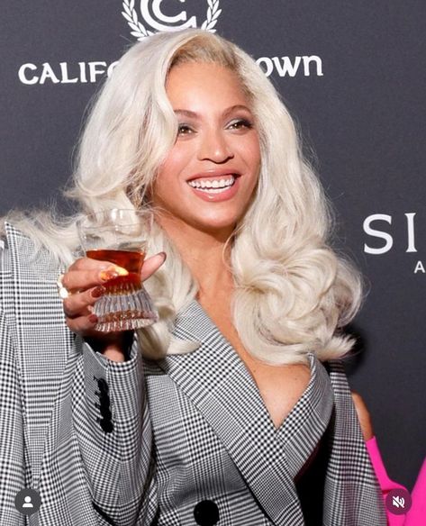 Beyonce Blonde Hair, Beyonce Blonde, Queen Bey, Platinum Blonde Hair, Beyonce Knowles, Platinum Blonde, White Hair, Beyonce, Curly Hair