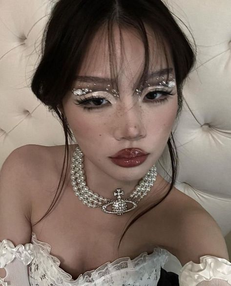 Pearl Makeup Look, White Swan Makeup, White Makeup Looks, Makeup With Pearls, Pearl Makeup Looks, Pearl Eye Makeup, Pearly Makeup, Shell Makeup, Pearl Makeup