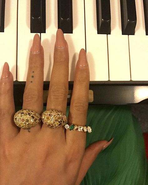 FANPAGE on Instagram: “Bey’s hands >>” Beyonce Jewelry, Beyonce Nails, Chunky Gold Rings, Destiny's Child, Dope Jewelry, Chunky Jewelry, Stacked Jewelry, Beauty Tattoos, Hand Jewelry