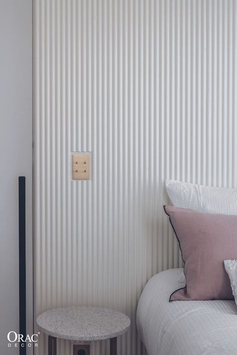 A fluted wall panel behind the bed adds depth and character to the bedroom. A clever addition by design firm Atelier Daaa. Discover this project and more in the book WALLS - the revival of wall decoration. Fluted Headboard, Fluted Wall Panel, Wall Behind Bed, Fluted Wall, Cream Bedrooms, Contemporary Decor Living Room, Feature Wall Bedroom, Wall Panels Bedroom, Condo Design