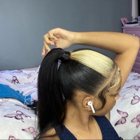 Side Skunk Stripe Hair, Platinum Blonde Skunk Stripe, Black Hair With Skunk Stripe, Sunk Stripes Hair, Skunk Stripe Straight Hair, Skunk Stripe Ponytail, Skunk Stripe Black Women, Stunk Strip Hairstyles, Skunk Strip