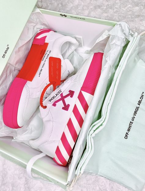 Off White Pink Shoes, Pink Designer Sneakers, Pink Off White Shoes Outfit, Pink Off White Shoes, Off White Trainers, White Shoes Outfit, Diy Ripped Jeans, Birthday Shoes, Birthday Plans