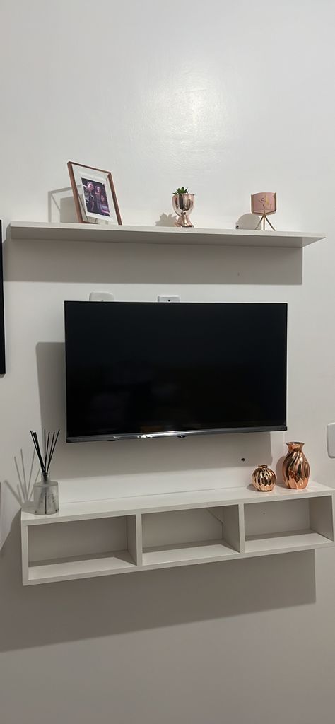 Tv Shelf Ideas Bedroom, Bedroom Tv On Wall, Diy Tv Wall Ideas, Tv Shelf Ideas, Tv On Wall, Vibe Rooms, Girl Apartment Decor, Sitting Room Decor, Girl Apartment