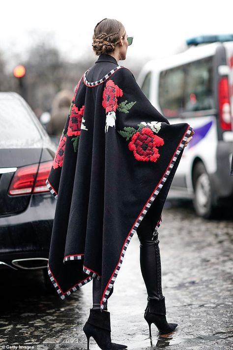 Olivia Palermo reveals the secrets behind her impeccable Fashion Week style Crochet Patterns Poncho, Free Crochet Poncho Patterns, Olivia Outfits, Olivia Palermo Outfit, Poncho Winter, Poncho Patterns, Olivia Palermo Lookbook, Olivia Palermo Style, Mexican Outfit