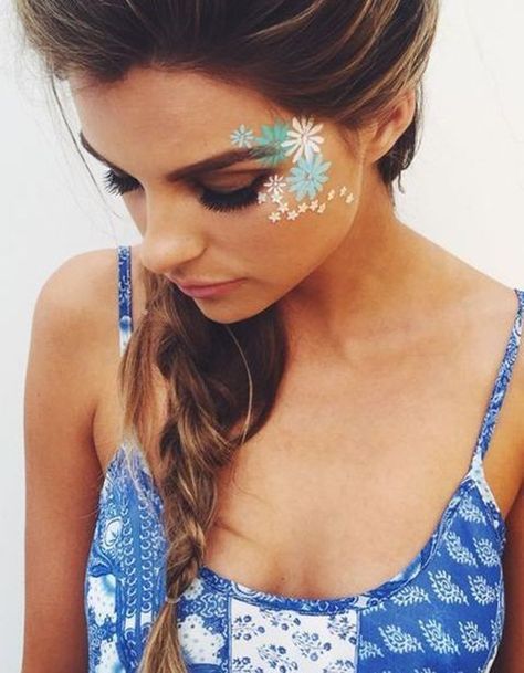 Les plus beaux maquillages de festival - Elle Hippie Carnaval, Karneval Diy, Music Festival Makeup, Hippie Makeup, Festival Face Paint, Festival Paint, Coachella Makeup, Make Carnaval, Festival Face