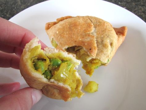 Beef Samosa Recipe, Recipes With Naan Bread, Gluten Free Pastry, Delicious Vegetables, My Recipes, Gf Recipes, Vegetarian Meals, Foods With Gluten, Samosa