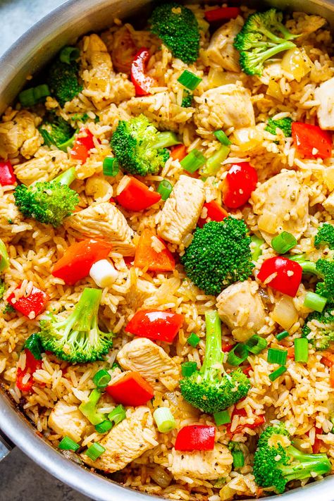 Chicken, Rice, and Vegetable Skillet - EASY, ready in 20 minutes, made in ONE skillet with everyday ingredients you probably have on hand!! A HEALTHY weeknight dinner the whole family will LOVE!! Vegetable Skillet, Rice Recipes For Dinner, Chicken Easy, Rice Dinner, Chicken Breast Recipes Healthy, Breast Recipe, Chicken And Rice, Chicken Rice, Recipes Chicken