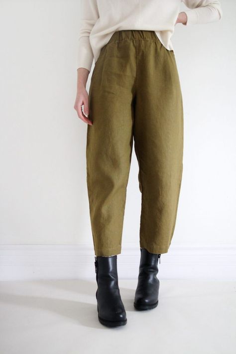 HOW TO WEAR LINEN IN THE WINTER Fall Linen Pants, Linen Dress Winter Outfit, Linen Pants Winter, Linen Pants Outfit Winter, Black Linen Pants Outfit, Aries Outfits, Pants Outfit Winter, Fall Linen, Linen Skirts