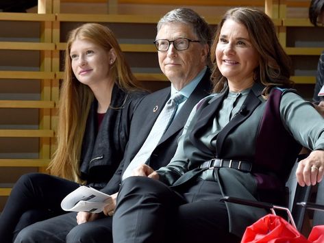 Bill Gates and Melinda Gates with their eldest daughter Jennifer in New York on September 20, 2017. Bill Gates Daughter, Bill And Melinda Gates, Parents Divorce, Harvard Students, Melinda Gates, Love And Logic, School Administration, People Struggle, Warren Buffett