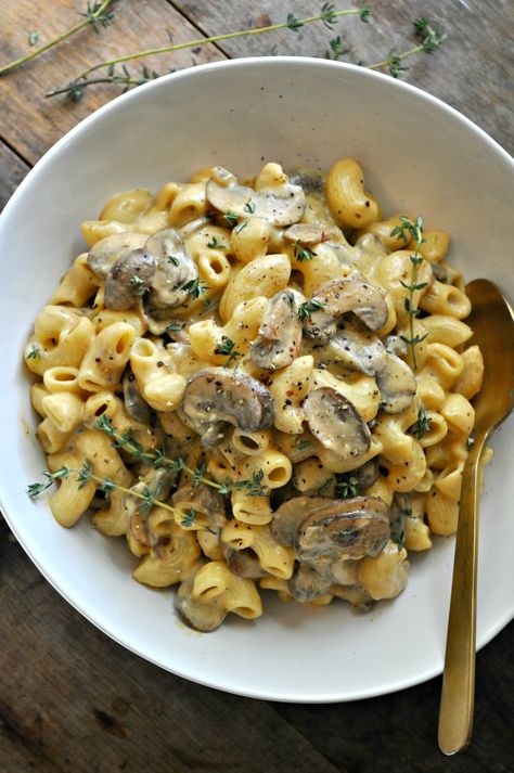 Vegan Mushroom Stroganoff Mac and Cheese - Rabbit and Wolves #vegan #veganrecipes #veganmacandcheese #veganstroganoff #vegandinners #mushroomstroganoff Vegan Stroganoff, Rabbit And Wolves, Vegan Mushroom Stroganoff, Mushroom Stroganoff, Vegan Mushroom, Vegan Mac And Cheese, Makanan Diet, India Food, God Mat