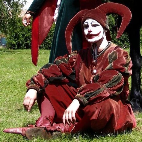 Medieval Jester, Pierrot Costume, Jester Outfit, Jester Costume, Circus Aesthetic, Dark Circus, Court Jester, Frida Art, A Clown