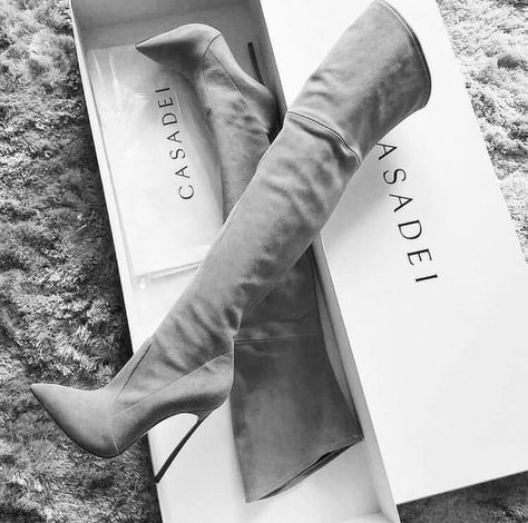 Thigh high boots. Tas Bahu, Fancy Shoes, Girly Shoes, Hype Shoes, Aesthetic Shoes, Fashion Heels, Pretty Shoes, Dream Shoes, High Heel Boots