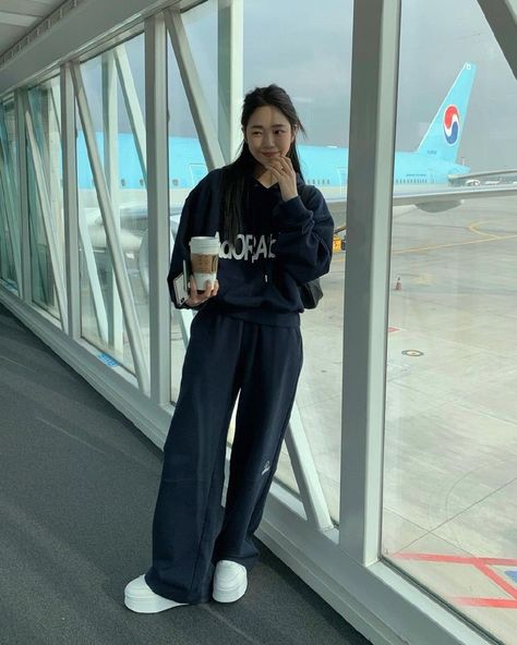 Outfits For Airplane Travel, Sweatpants Outfit Airport, Airport Fashion Winter, Comfy Airport Outfit Winter, Airport Style Kpop, Airport Outfit Korean, Summer Vibe Aesthetic, Airport Outfit Comfy, Airport Outfit Winter