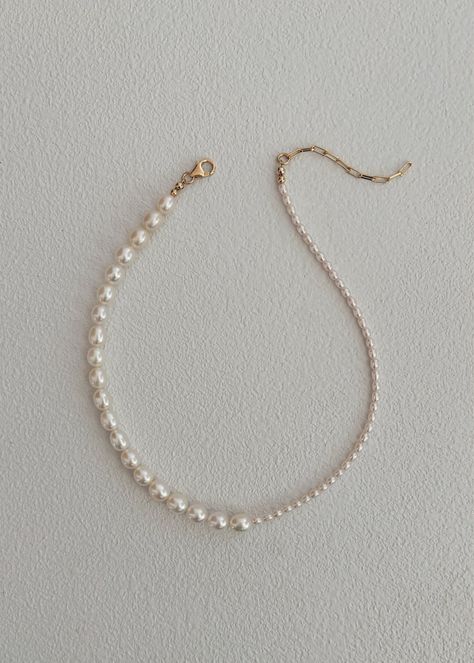 Materials: Mix of rice freshwater pearls with gold filled clasp Measuring approx: 13,5" + 2" extension chain Matériaux: Perles d’eau douce avec fermoir Or rempli Dimension approx: 13,5" + chaîne d'extension 2" Please note that no two gemstone beads or pearls are exactly the same ; they range slightly in colour, size ans shape due to being natural material. En raison de leur matière naturelle, les perles et pierres semi-précieuses peuvent légèrement variées en forme, taille et couleur par rapport River Pearls Necklace, River Pearls, Freshwater Pearl Jewelry, The Jewel, Pearl Choker, Memorial Jewelry, Stylish Jewelry, Natural Material, Pearl Jewelry