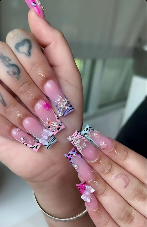 Back To School Nails Medium, Pink Packaging Ideas, Lipgloss Small Business, Long Nails Glitter, Nail Inspo Back To School, Gel Nail Light, Long Acrylic Nail Designs, Hard Nails, Drip Nails