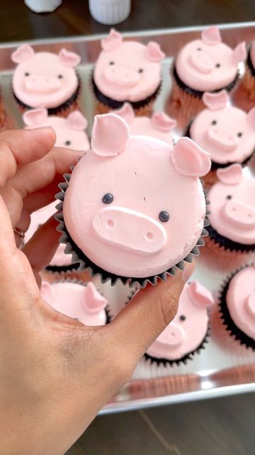 Cupcakes Decoration Farm Animals, Pig Desserts Easy, Piggy Birthday Cake Ideas, Pig Shaped Food, Easy Farm Cupcakes, Cupcake Cute Design, 4-h Cupcakes, Pig Cupcakes Easy, Cupcakes Decoration Animals