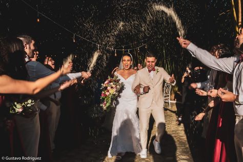 Foto saída da cerimônia com chuva de arroz Concert, Instagram