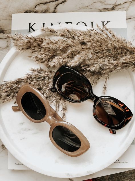 Glasses Photoshoot Photo Ideas, Sunglasses Photoshoot Ideas, Sunglasses Catalogue, Sunglasses Photography Ideas, Sunglasses Flatlay, Sunglasses Product Photography, Glass Photoshoot, Sunglasses Photoshoot, Sunglass Photography