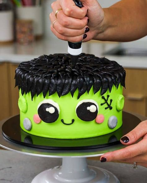 31 Easy Halloween Party Cake Ideas - Lady Celebrations Halloween Cake Walk Ideas, Halloween Cake Ideas Easy, Cute Halloween Cakes, Halloween Cakes Easy, Scary Cakes, Toddler Birthday Cakes, Spooky Cake, Halloween Birthday Cakes, Halloween Cake Decorating