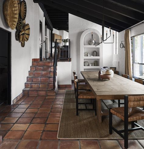 Spanish Style Dining Room, Spanish Dining Room, Style Hacienda, Modern Spanish Style, Mexican Interior Design, Spanish Style Kitchen, Spanish Interior, Bobby Berk, Woven Dining Chairs